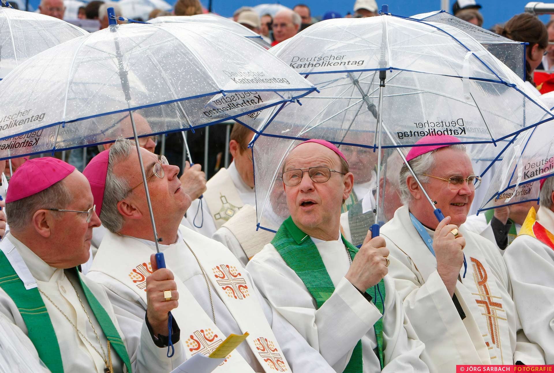 Religion, Katholikentag, Osnabrück, Bischöfe, Regen, Schirme