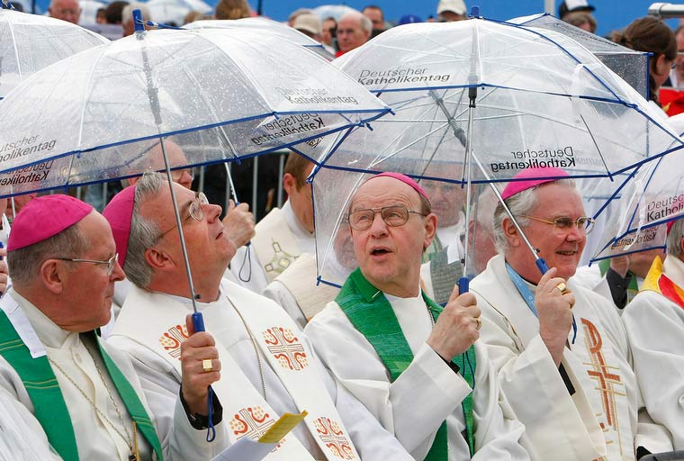 Religion, Katholikentag, Osnabrück, Bischöfe, Regen, Schirme