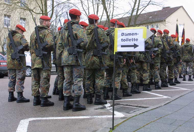Bundeswehr, Schlange stehen, Soldaten, Gewehre, Toilette