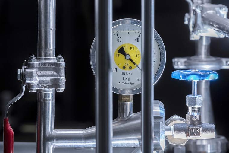 Leitungen, Manometer